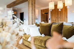 Una televisión, una chimenea, libros, una oficina