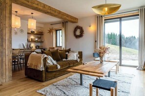 Una televisión, una chimenea, libros, una oficina