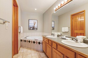 Suihku, poreamme, hiustenkuivaaja, pyyhkeet