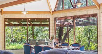 Eagle Bay Beach Lodge - Eagle Bay 1 street away!