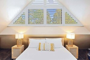 5 bedrooms, iron/ironing board, travel cot, WiFi - Eagle Bay Beach Lodge - Eagle Bay 1 street away! (Eagle Bay)