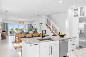 電子レンジ、オーブン、コンロ、食器洗い機