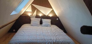 1 bedroom, travel cot, free WiFi, bed sheets