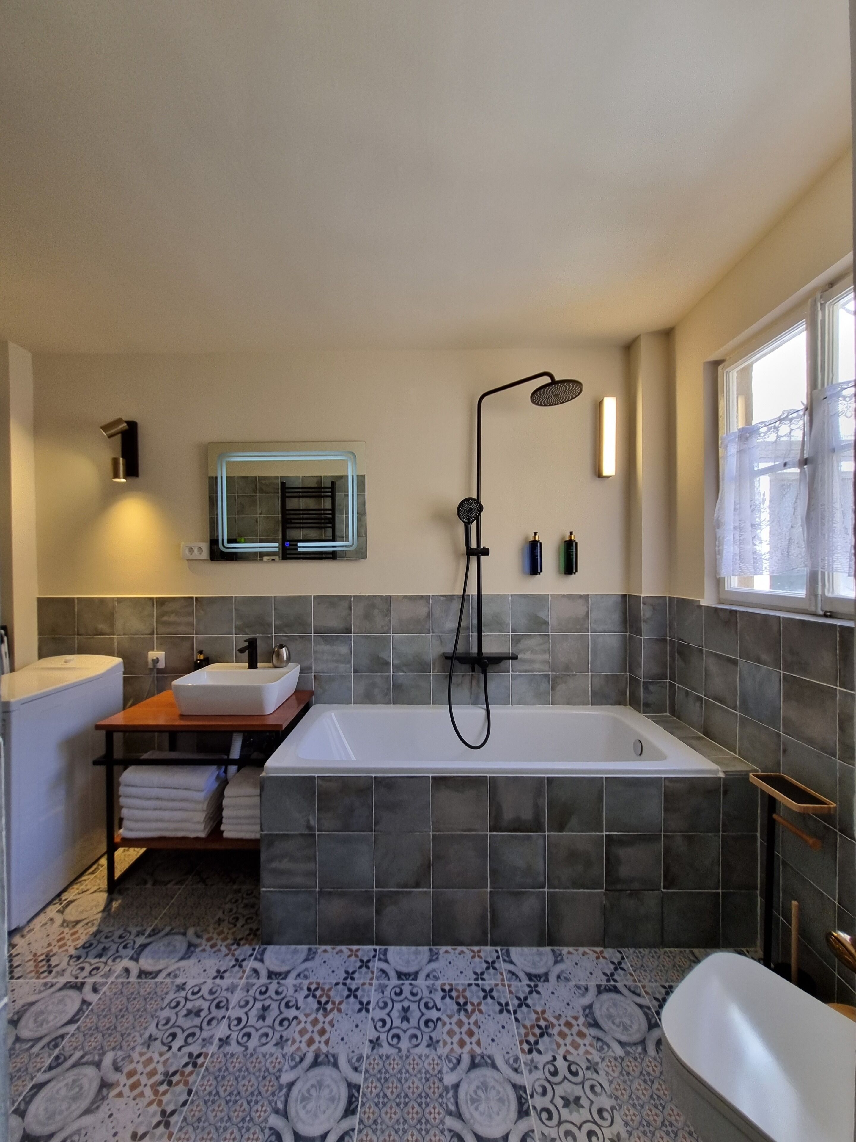 Apartemen Eksklusif, 3 kamar tidur, beranda, pemandangan laut | Kamar mandi | Kombinasi shower/bathtub, handuk, sabun, dan sampo