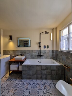 Exclusive Apartment, 3 Bedrooms, Lanai, Sea View | Bathroom | Combined shower/tub, towels, soap, shampoo - Villa Nicole  (Risan)
