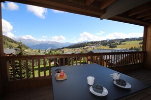 Outdoor dining - 80m from ski slopes, 2nd floor, view mountain, balcony, parking, tv, ski locker, 50m², Les Saisies (Hauteluce)