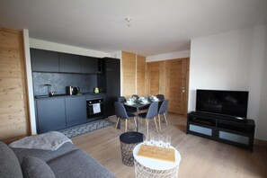 Living area - 80m from ski slopes, 2nd floor, view mountain, balcony, parking, tv, ski locker, 50m², Les Saisies (Hauteluce)