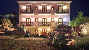 Fassade der Unterkunft – Abend/Nacht