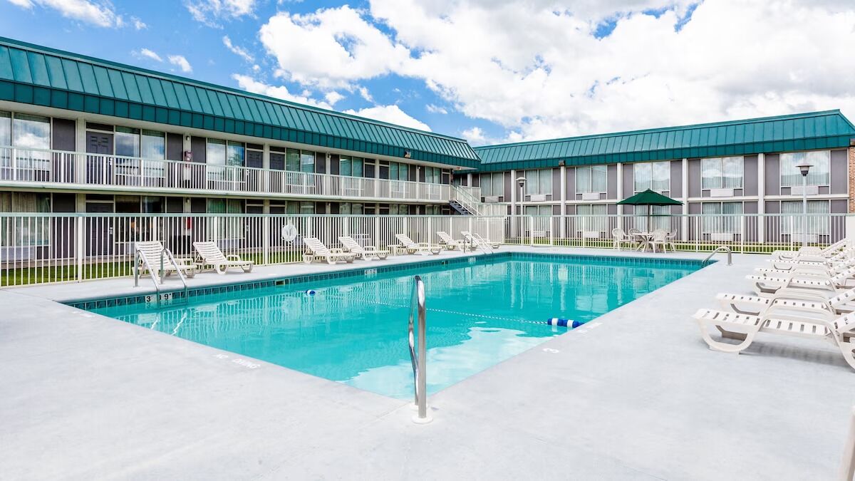 Best Pick! Pet-friendly Unit, with Free Parking, Seasonal Outdoor Pool!