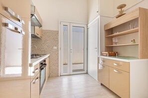 Een koelkast, een kookplaat