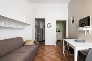 Apartment, Balcony | Ruang tamu | TV 