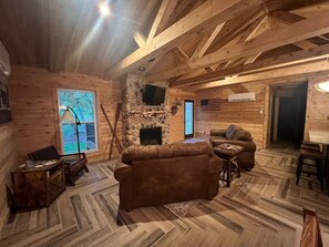 TV, fireplace - 4 Bedroom Cabin Retreat (Imperial)