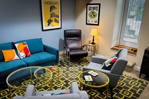 Smart TV, books - Lil' Gem of Historic Prospect Hill/OTR, Cincy's most coveted neighborhood (Cincinnati)