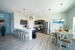 Fridge, microwave, oven, stovetop - Pelican`s Landing- Vacation Rental! (Rockport)