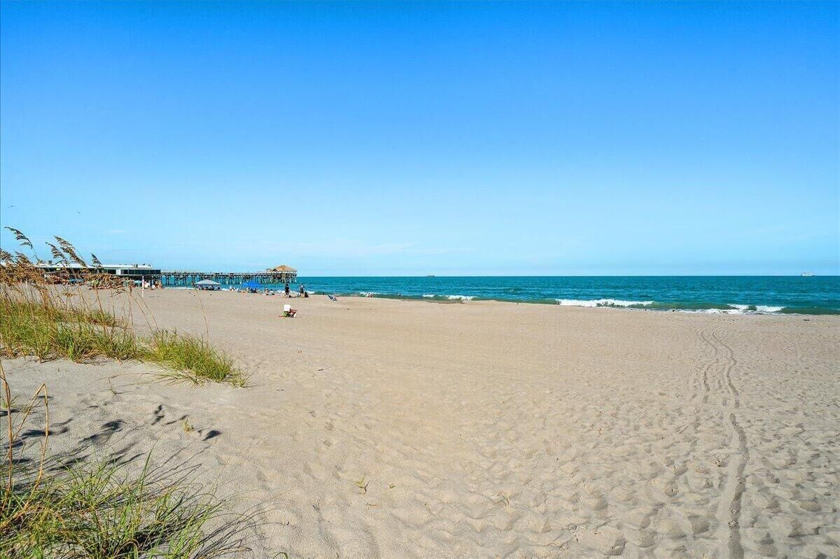 En la playa, camastros y toallas de playa 