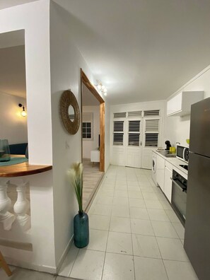 Kühlschrank, Mikrowelle, Ofen, Wasserkocher mit Kaffee-/Teezubehör