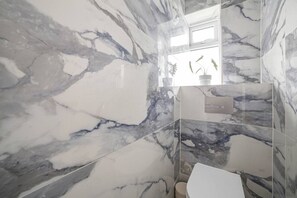 مجففات شعر، مناشف، صابون، شامبو