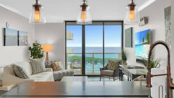 Comfort Condo, 1 King Bed with Sofa bed, Kitchen | Living area