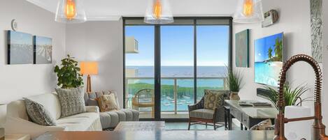 Comfort Condo, 1 King Bed with Sofa bed, Kitchen | Living area