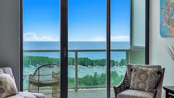 Comfort Condo, 1 King Bed with Sofa bed, Kitchen | Living area