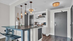 Kondominium Comfort, 1 Tempat Tidur King dengan tempat tidur Sofa, dapur | Dapur pribadi