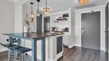 Comfort Condo, 1 King Bed with Sofa bed, Kitchen | Private kitchen