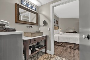 LÀgenhet Comfort - 1 kingsize-sÀng med bÀddsoffa - kök | 1 sovrum, strykjÀrn/strykbrÀda och gratis wi-fi