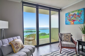 Comfort Condo, 1 King Bed with Sofa bed, Kitchen