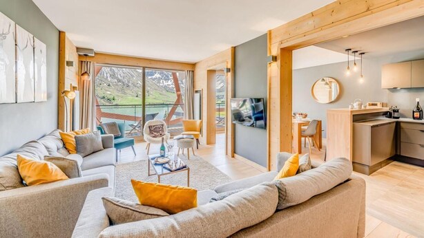 A modern living room with a large sofa, a coffee table, and a view of a mountainous landscape through large windows. - 200m from ski slopes, 2nd floor, balcony, ski locker, 120m², Tignes (Tignes)
