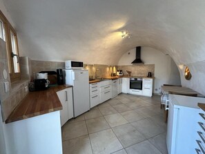 Kjøleskap, mikrobølgeovn, ovn og oppvaskmaskin