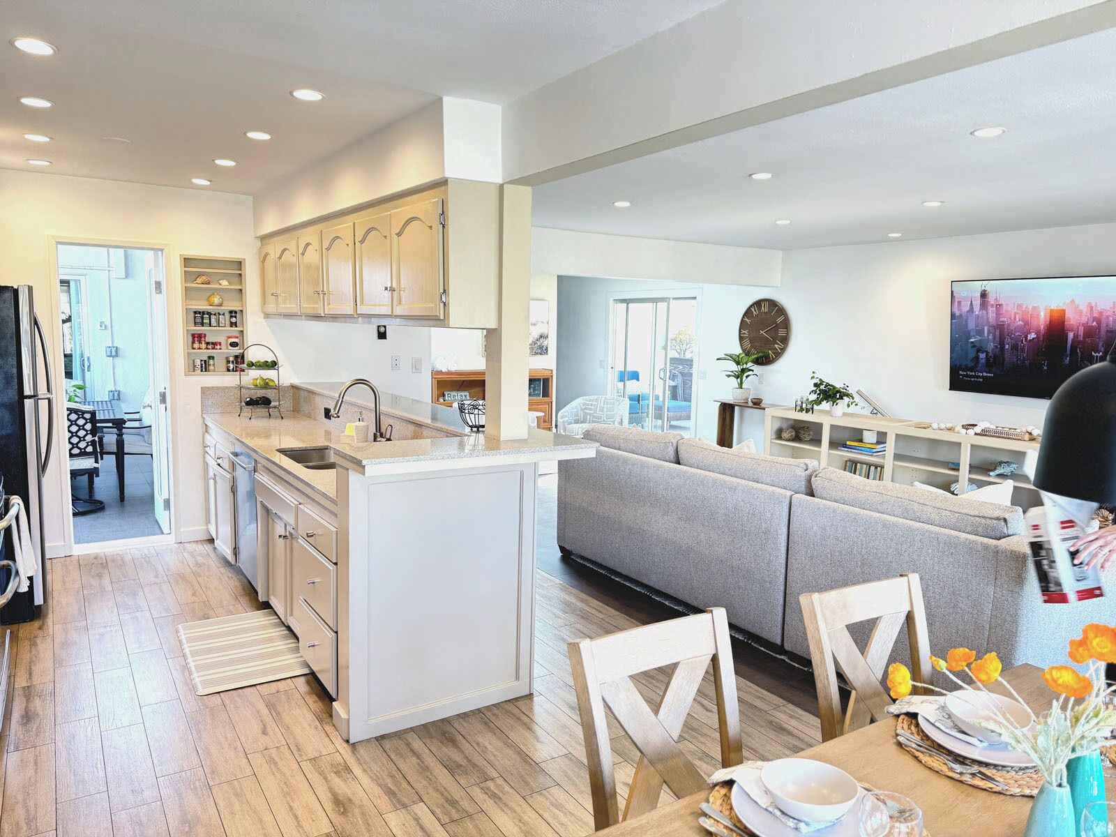 End of SUMMER SALE! See this Belmont Hts BEAUTY! 4 bd 2 ba for 8, AC, easy pking