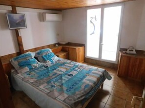 3 bedrooms, iron/ironing board, bed sheets