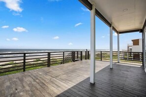 Terrace/patio - Beachfront Surfside Beach House w Ocean Views & Game Room - 5BR - Sleeps 16 (Freeport)