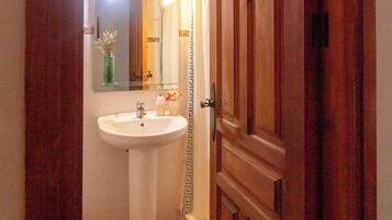 SĂšche-cheveux, bidet, serviettes fournies, savon