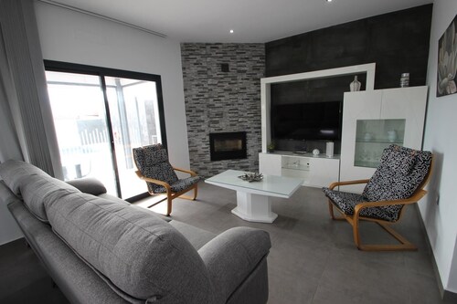 new modern holiday home with very nice private pool and barbecue in quiet surrounding for 6-8 persons, with WiFi and aircon