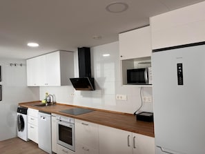 Kjøleskap, mikrobølgeovn, ovn og oppvaskmaskin