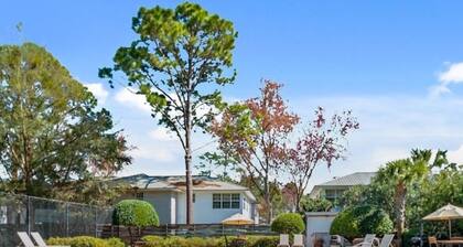 Spacious quiet all ground floor gated condo. Large pool / tennis pickle ball