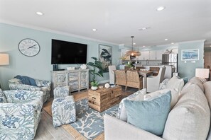 Smart TV - Oceanfront 2-LVL Retreat,2 Balconies, Pool,Walk to Pier! (Surfside Beach)