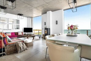 TV, caminetto, libri