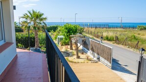 Un balcon avec vue sur la plage et l’océan.