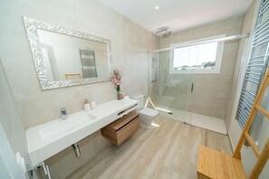 Een douche, handdoeken