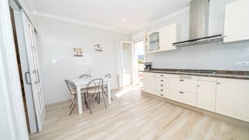 Een koelkast, een magnetron, een oven, een vaatwasser