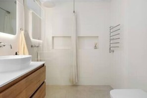 Towels, soap, shampoo, toilet paper - Bermeja Beach | Ref. #54 (Estepona)