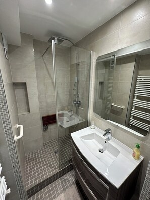 Dusche, Haartrockner, Handtücher, Seife