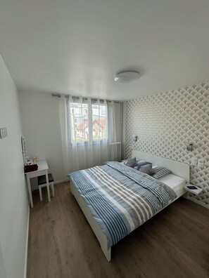 3 bedrooms, desk, iron/ironing board, free WiFi