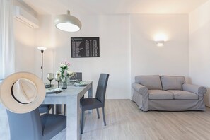Appartement, balkon | Woonruimte | Een 35-inch televisie met digitale zenders