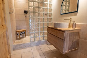 House | Bathroom | Shower, hair dryer, towels - Rustic Barn Retreat in North Dorset (Gillingham)