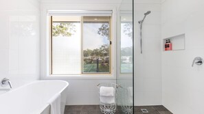 Een douche, een haardroger, handdoeken