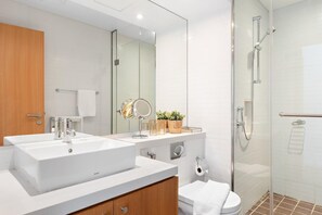 Premium Apartment, Balcony, City View | Bathroom | Combined shower/tub, free toiletries, hair dryer, slippers - Silkhaus AL Sana 2 - AL Raha (Abu Dhabi)