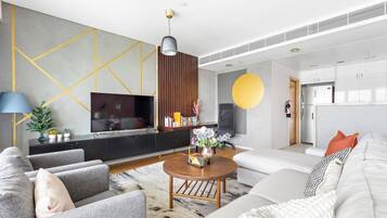 Apartemen Premium, balkon, pemandangan kota | Area keluarga | Smart TV